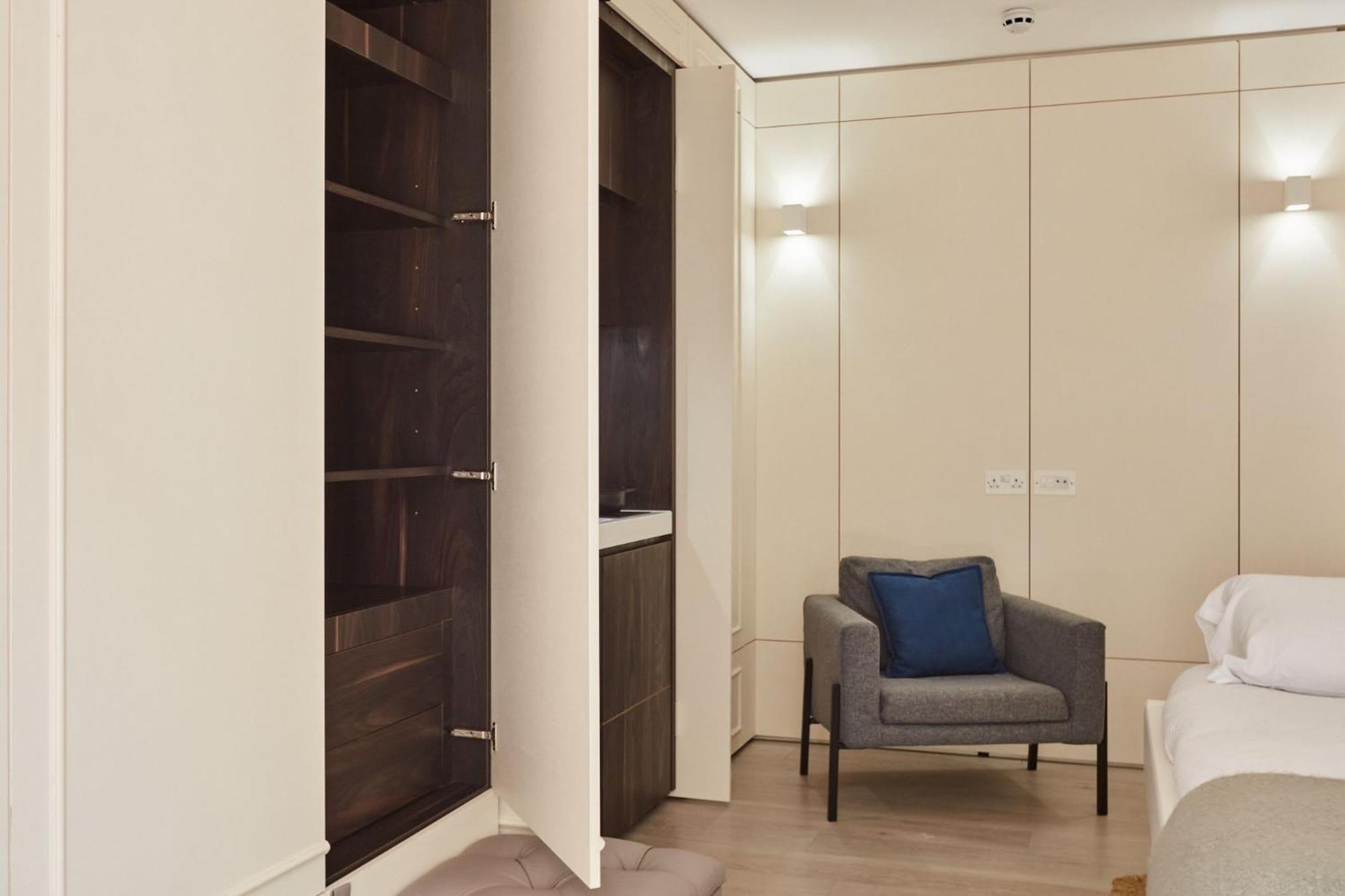 Luxury West Living In Loftus Road Apartment