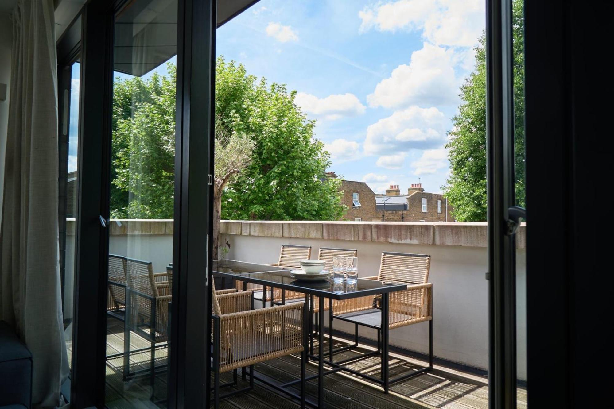 Prestigious Penthouse Haven In * Londra