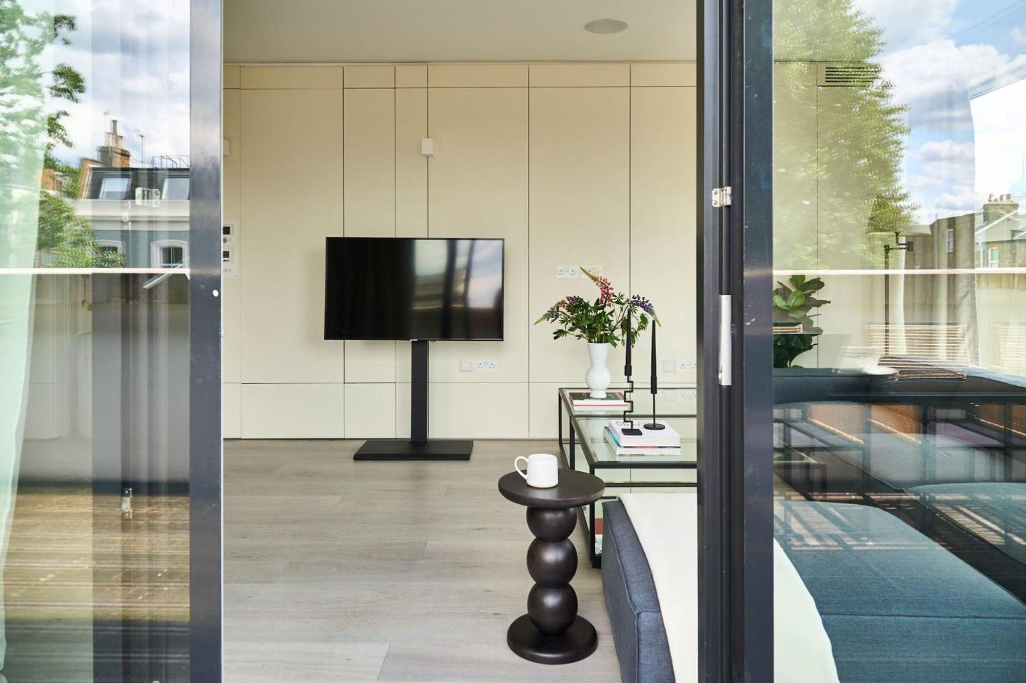Prestigious Penthouse Haven In Londra